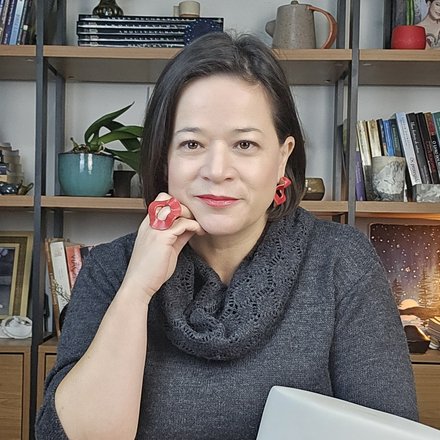 Korina Costa em seu ateliê, com brincos autorais de cerâmica