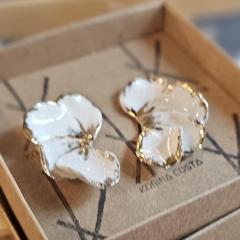 Par de brincos de flor em cerâmica branca com borda em ouro