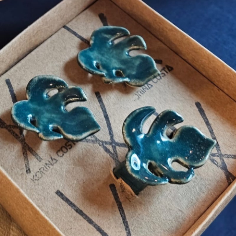 Brincos e anel de folha em cerâmica esmaltada em azul petróleo